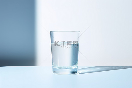 美拉德棕背景图片_萨文德拉的一杯水