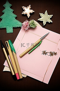蜡笔绘画背景图片_圣诞贺卡用蜡笔剪刀和纸和墨水笔