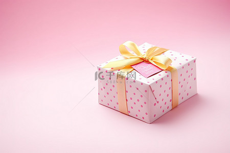 粉色礼盒，包裹着粉色蝴蝶结，背景为粉色黄色和白色