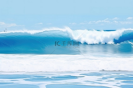 海面上的蓝色波浪，人们站在岸上