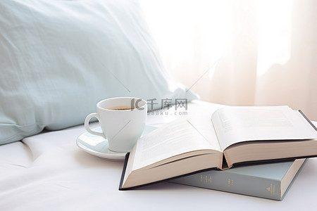 床上看书标志背景图片_一杯咖啡和床上的书