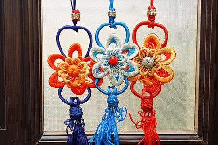 中国传统花背景图片_三朵蓝色的中国凤凰花和挂在玻璃上的细丝狮子
