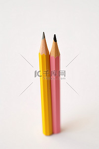 远程云办公背景图片_白色表面上的两支闪亮的铅笔