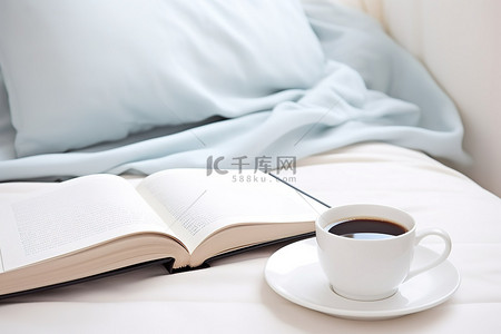 床上的背景图片_一杯咖啡和床上的书