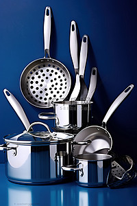 许多不同尺寸的厨房用品，包括锅锅水壶和抹刀