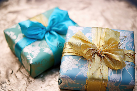 塞满的礼物背景图片_两个蓝色和绿色的礼盒，里面塞满了蓝色和绿色的中国丝绸面料