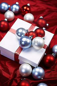 圣诞饰品盒放在蓝色圣诞灯泡旁边
