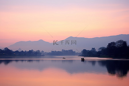 东南亚风背景图片_加德满都湖边的日出