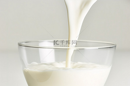 牛奶慢慢倒入玻璃碗中