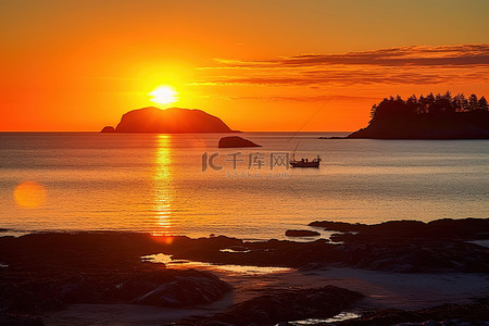 日落时的白色岩石海岸，上面有一艘小船