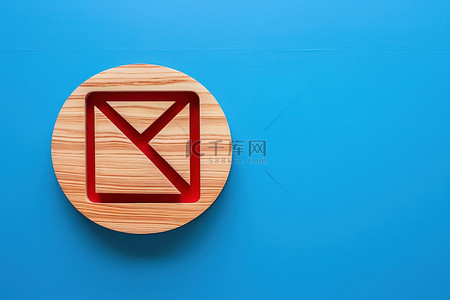 蓝色背景下由木头制成的电子邮件图标