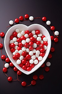 碗装火锅背景图片_一个红白心形的盘子，碗里装着红白糖果