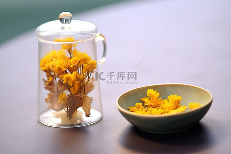 桌上有黄色花朵的茶容器