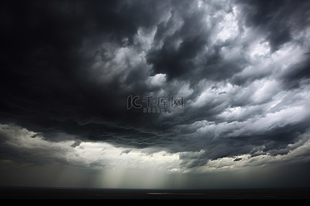 乌云天气背景图片_暴风雨天气的天空