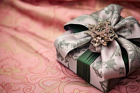 灰色装饰品背景图片_优雅的灰色礼品包装，顶部有蝴蝶结