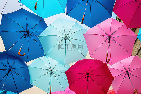 人行道上挂着一大群彩色雨伞