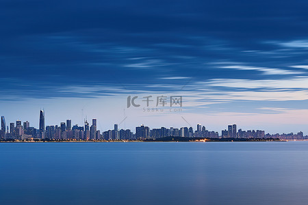 城市孤独背景图片_漂浮在大片水域中的孤独城市天际线