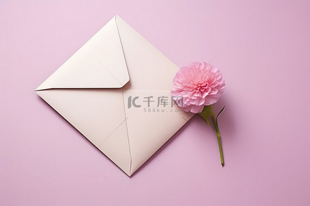 可爱的花卉邀请函，信封里有简单的花和情书