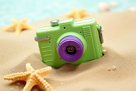 沙子里的微型绿色相机，里面有海星和海星