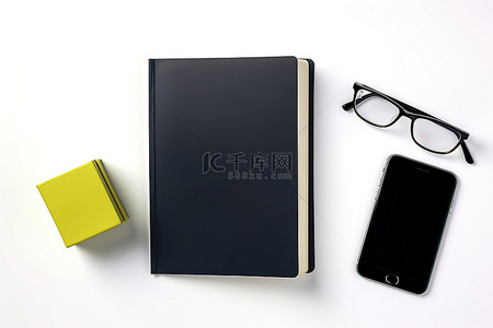 智能办公空间背景图片_黑色笔记本智能手机和白色背景中的眼镜
