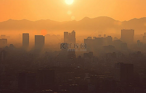 城市背景图片_日落时太阳从城市升起