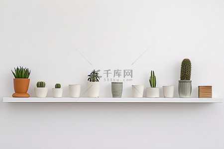 北欧植物背景图片_架子上白色架子周围的小陶罐