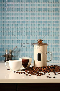 小厨房柜台上的咖啡杯和咖啡豆
