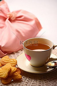 薯片包装图片背景图片_咖啡杯旁边有一袋薯片，上面有一颗心