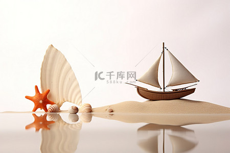 贝壳和海鸥以及沙子中的帆船