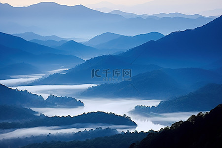 远处山脉背景图片_远处有雾山和云彩的风景