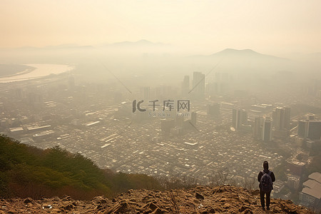快乐的多名族背景图片_2014年首尔，一名登山者被雾霾包围 金大成