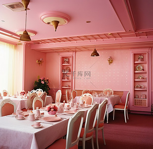 粉红色墙壁和桌子的餐厅