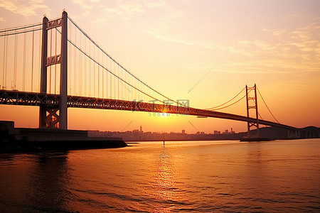 落背景图片_太阳落在海洋中的海洋大桥上