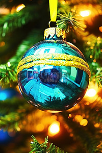 圣诞节挂背景图片_圣诞树上挂着蓝色和绿色的装饰品