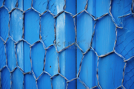 铁丝背景背景图片_木栅栏上蓝色蓝色铁丝网墙的特写