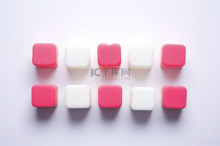 情人节喜欢白色和粉色的心形糖块