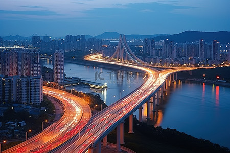 夜间眺望城市高速公路的景色