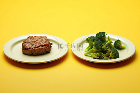 大型食肉动物背景图片_黄色背景上的一盘肉和西兰花，上面有西兰花叶