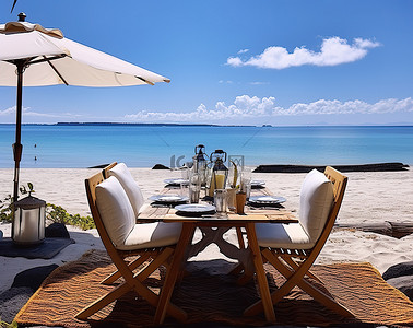蓝色大海旁的海滩上设有桌椅的户外环境