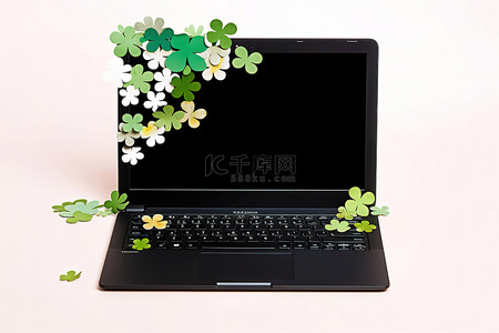 一个打开的黑色笔记本电脑屏幕，上面粘着装饰树叶