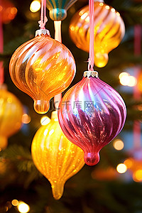 圣诞树上挂着响亮的装饰品