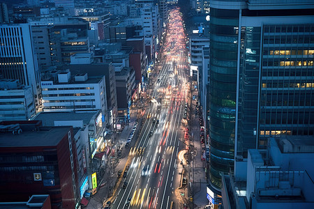 黄昏时分街道上行驶的城市交通景观