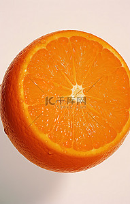 切橙子背景图片_在白色表面上切成碎片的单个橙子