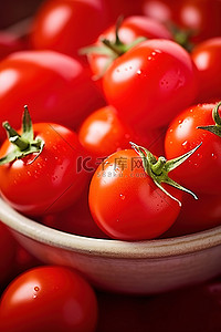 彩色白碗里的红番茄