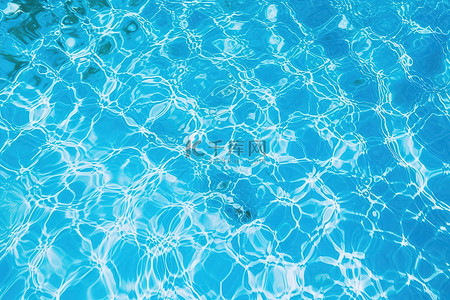 蓝色的水从游泳池里游泳