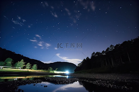 水道上方的夜空