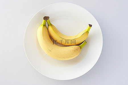 白色地面上盘子上的香蕉