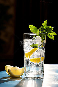 饮料酒杯背景图片_桌上有柠檬和薄荷的饮料