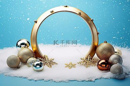 蓝色圆框上的圣诞金和雪中的装饰品