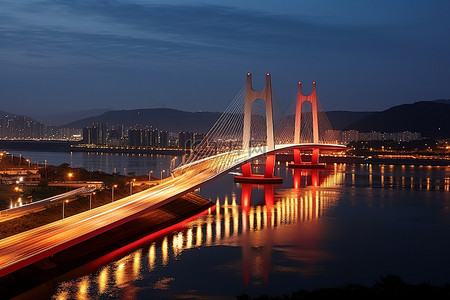 夜间交通繁忙的桥梁横跨水面